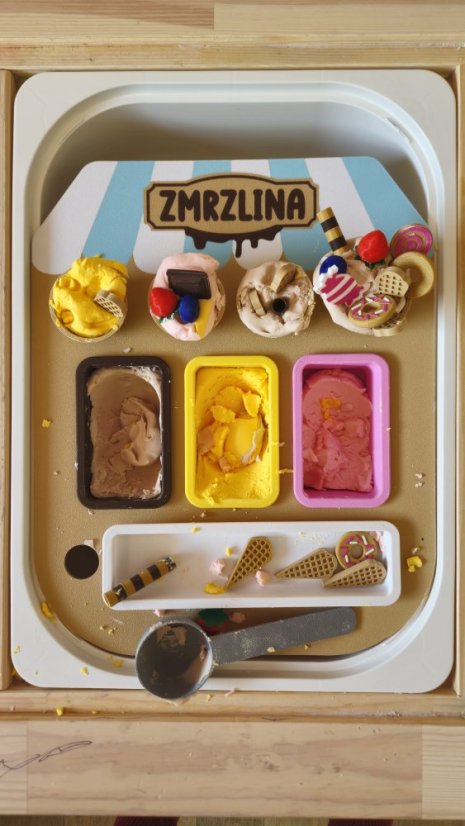 Zmrzlinový stánek s příslušenstvím